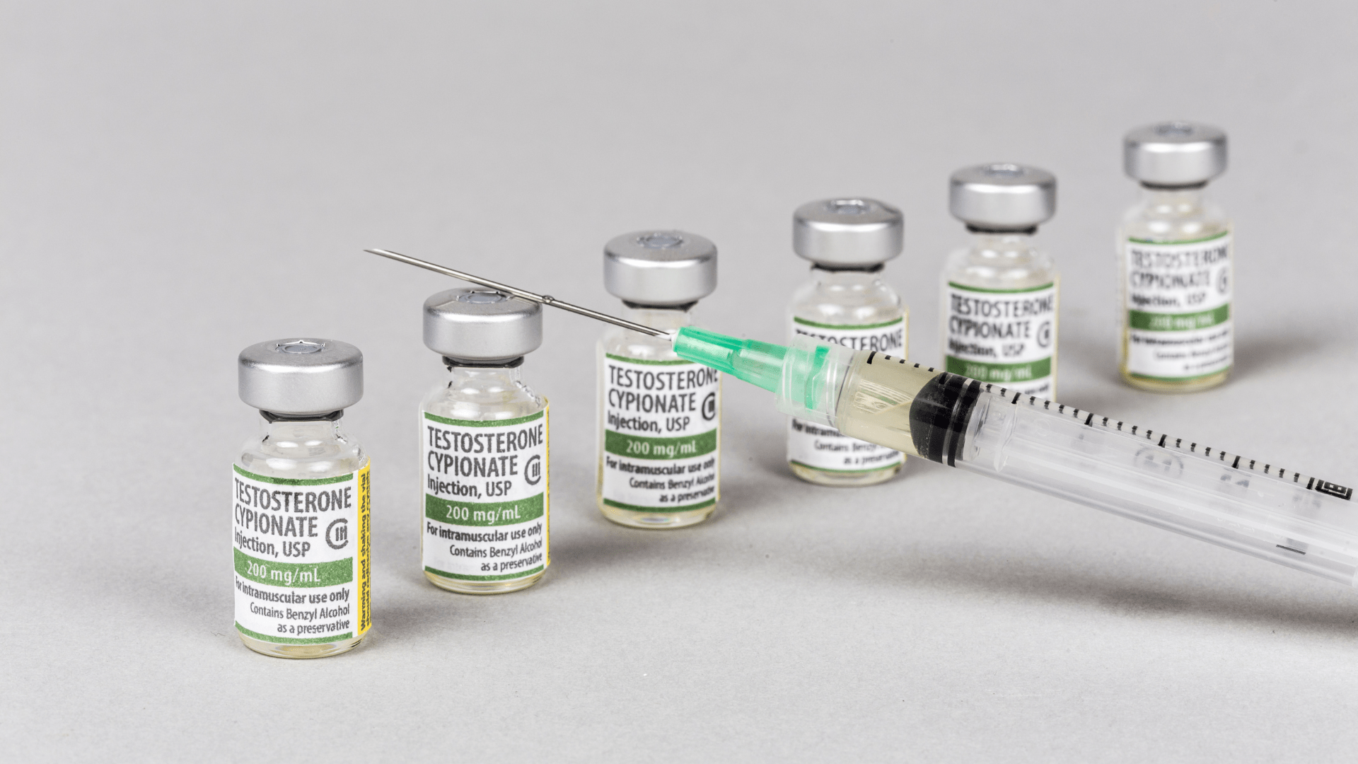 Descubra os sinais de deficiência de testosterona em homens e mulheres e saiba como reconhecer e tratar esse desequilíbrio hormonal para uma melhor qualidade de vida.