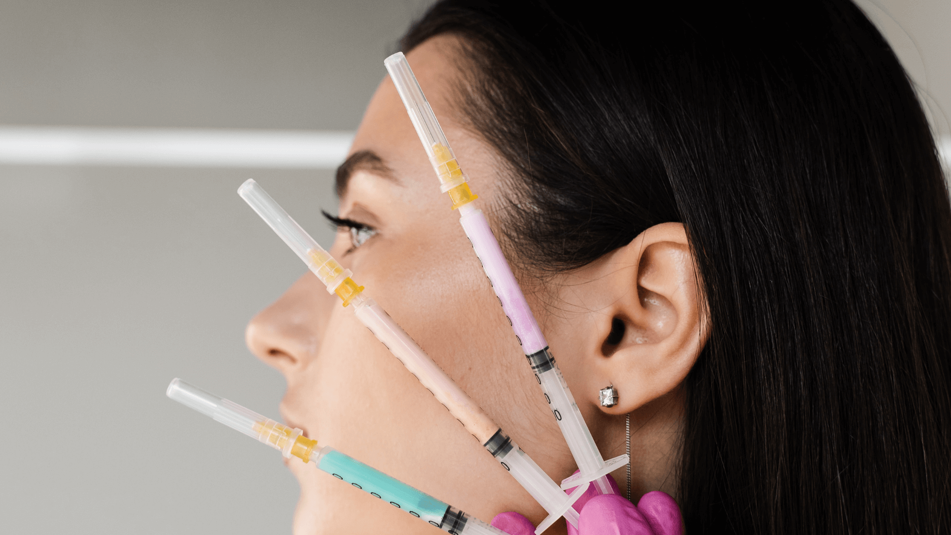 Descubra a frequência e dosagem recomendada para vitaminas injetáveis e como elas podem corrigir deficiências nutricionais e melhorar sua saúde.